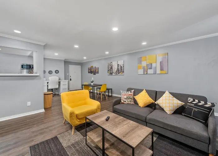 Stylish 2-Bedroom Apartment Near Toyota Center And Med Center