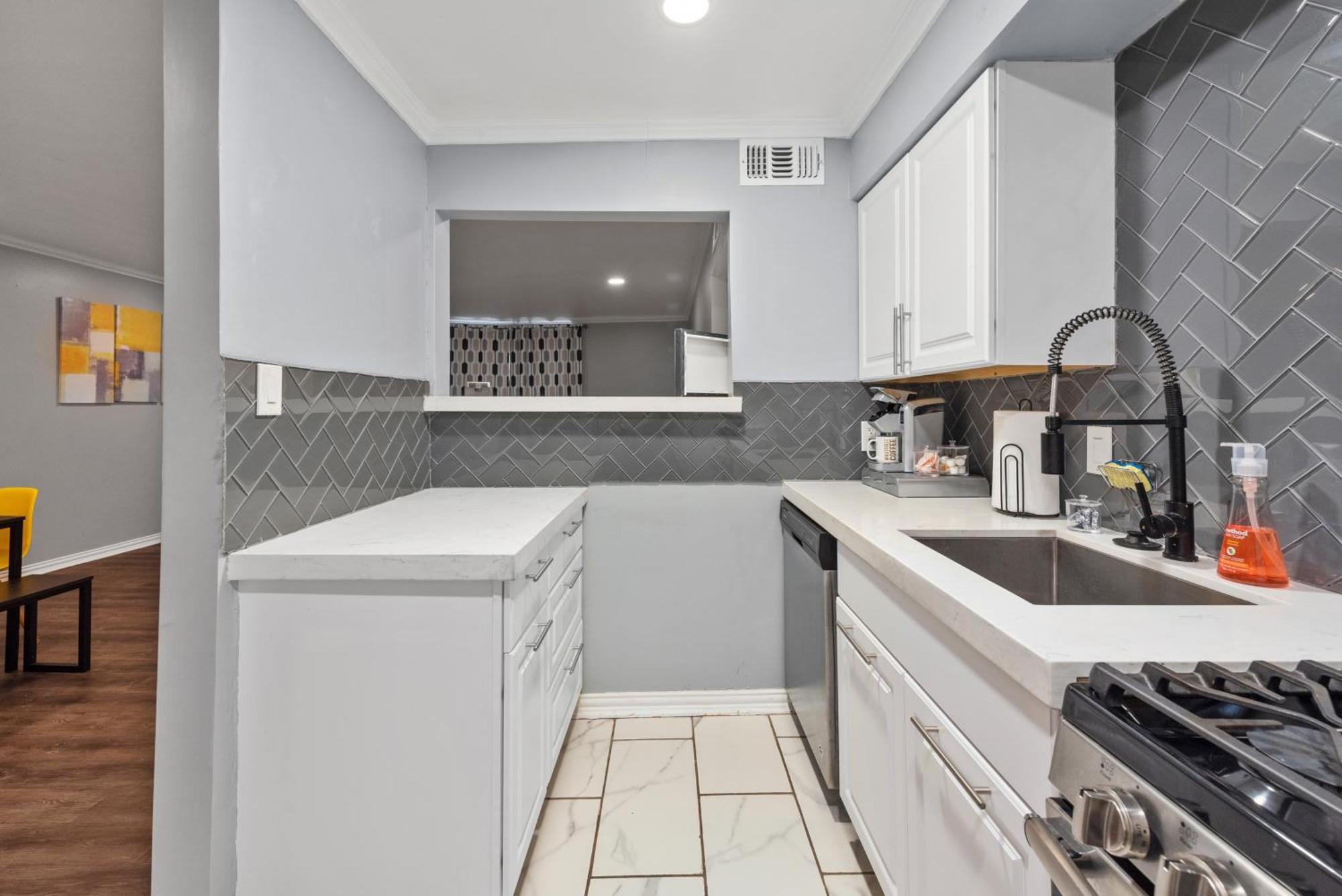Stylish 2-bedroom Near Toyota Center And Med Center Apartment