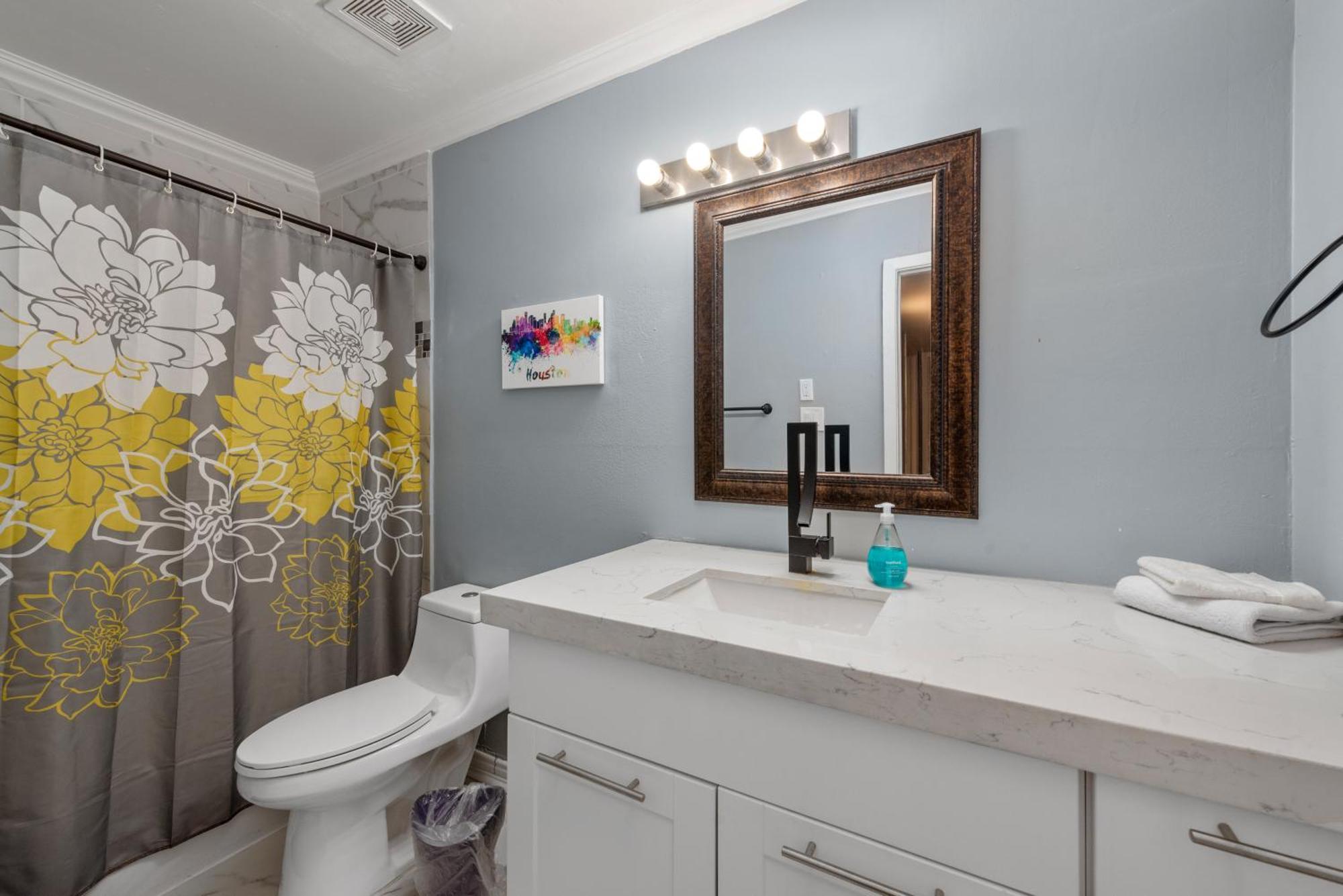 Stylish 2-bedroom Near Toyota Center And Med Center Apartment